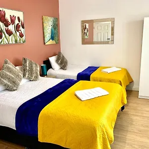 Ensuite With Small Kitchenette, Private Bathroom And Parking Apartment Ilford