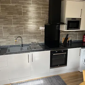 Adanhouse-stockland Spacious 5 Bedroom House Sleeps 12 Private Garden Holiday home Cardiff
